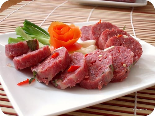 Nem chua được làm từ thịt sống lên men với bì lợn, thính, ít ớt, tỏi, gia vị…Tuy nhiên, chính vì làm từ thịt sống nên món nem chua có thể nhiễm vi khuẩn gây bệnh liên quan tới đường tiêu hóa và các bệnh khác.