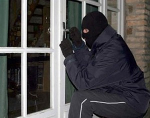 Hy hữu: Tên trộm ngủ mê mệt tại nhà chủ sau khi khoắng đồ