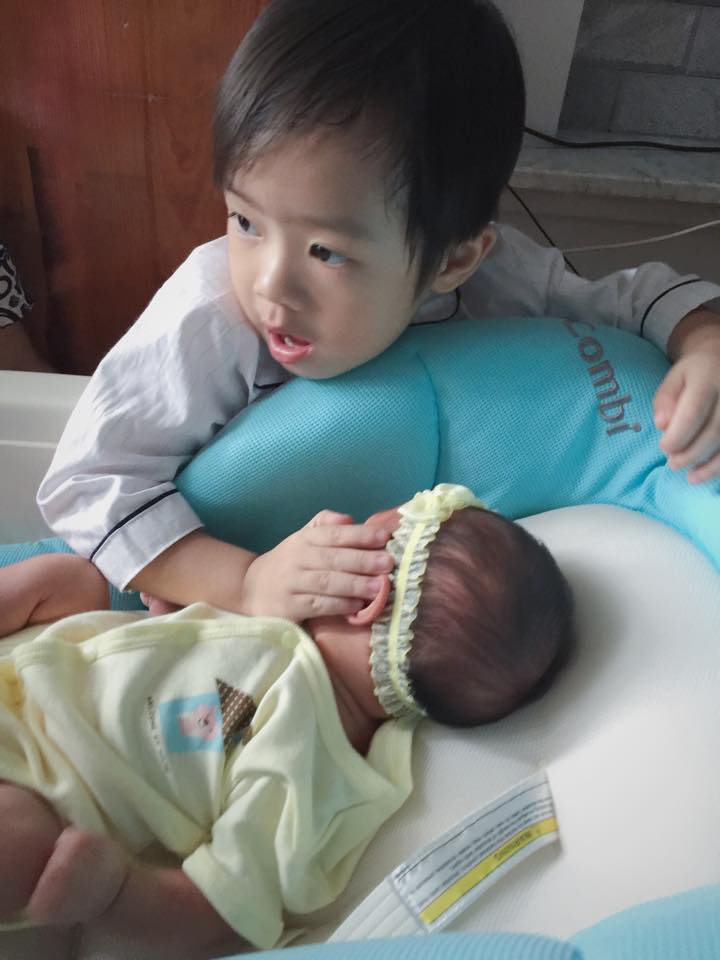 Bé nằm ngoan trong bụng mẹ gần 40 tuần và chỉ sinh sớm hơn dự kiến 1 ngày. Trong khi Rio và Cherry đều cất tiếng khóc đầu tiên ở tuần thứ 38.
