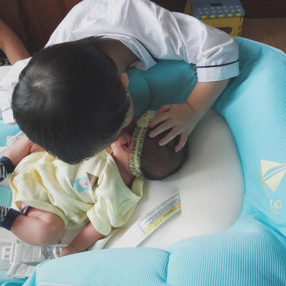 Nụ hôn thật ngọt ngào dành cho em bé.