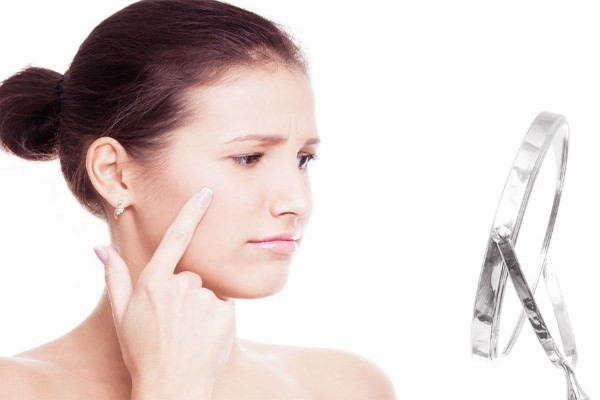 Những nếp nhăn ngang quanh trán, đường dọc lông mày, vết chân chim, bọng mắt, môi mỏng đều là dấu hiệu cho thấy bạn đang tiến đến cận kề cuối cuộc đời.