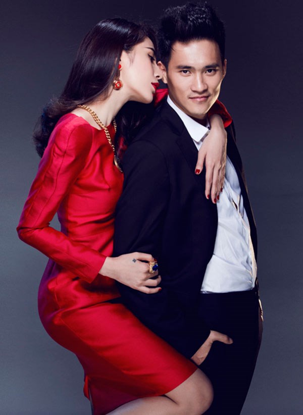 Khi chụp hình với Công Vinh, Thủy Tiên cũng chọn màu đỏ cho bộ Shbet999 com đăng nhập.