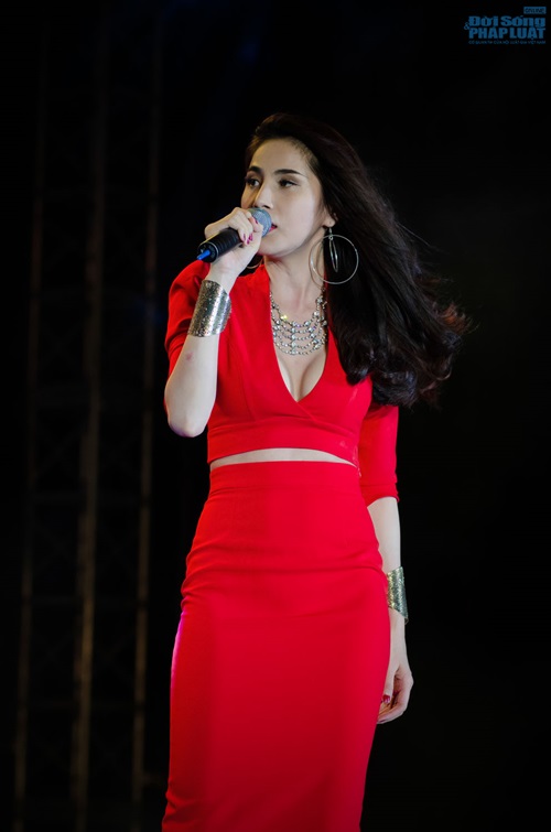 Không thể phủ nhận Thủy Tiên mặc màu đỏ rất đẹp. Màu đỏ tôn Mừng SHBET phiên bản mới 2025 trắng sứ, đường cong quyến rũ và vẻ đẹp rực rỡ của cô.