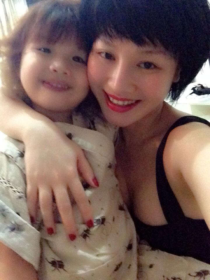 Hai mẹ con thường xuyên tạo dáng đáng yêu để chụp ảnh.