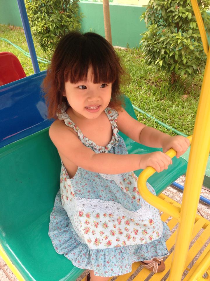 Vẻ hồn nhiên của cô bé khiến nhiều người thích thú.