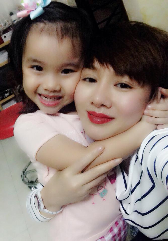 Những khoảnh khắc hạnh phúc của hai mẹ con.