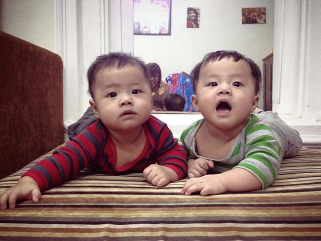 Biểu cảm ngộ nghĩnh của cặp song sinh.