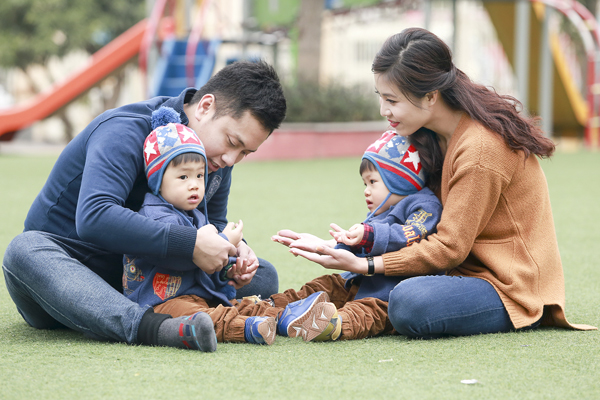 Kết hôn vào năm 2012, cả hai đã thực hiện một bộ ảnh cưới vô cùng lãng mạn và hiện nay đang hạnh phúc bên hai thiên thần mang tên Gà và Bon.