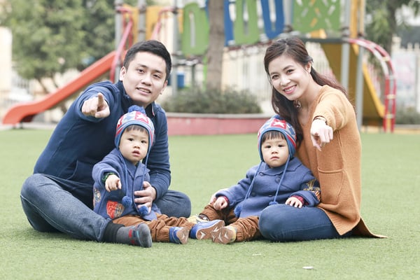 Nguyễn Hoàng Linh sinh năm 1985, cô được khán giả rất yêu mến khi đảm nhận vai trò MC của chương trình Chúng Tôi Là Chiến Sĩ.