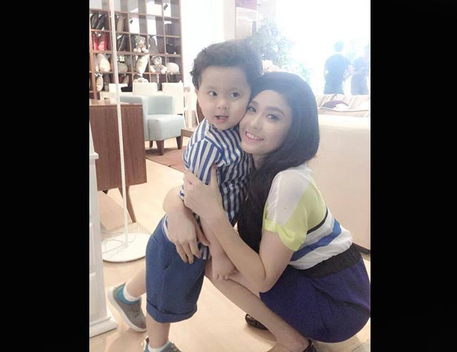 Tuy nhiên, sau gần 4 năm chung sống, mới đây dư luận xôn xao khi Tim lên facebook nói Trương Quỳnh Anh đã ôm con bỏ đi và công khai xin lỗi vợ.