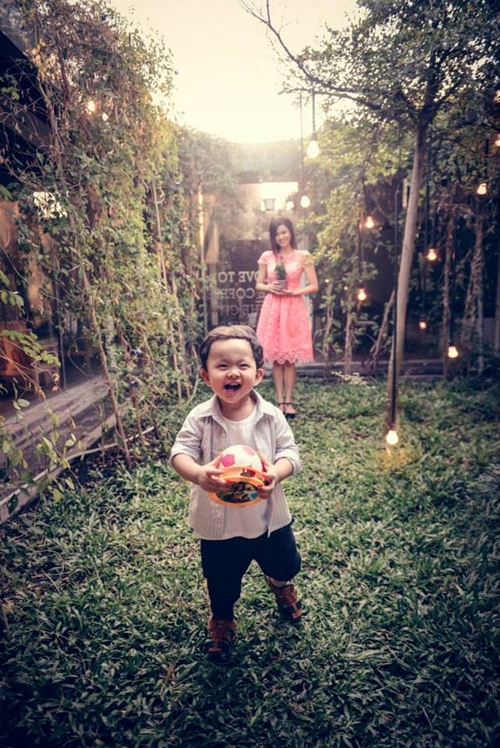 Nhiều người khen ngợi con trai Tim và Trương Quỳnh Anh sở hữu hết nét đẹp của cả bố và mẹ.