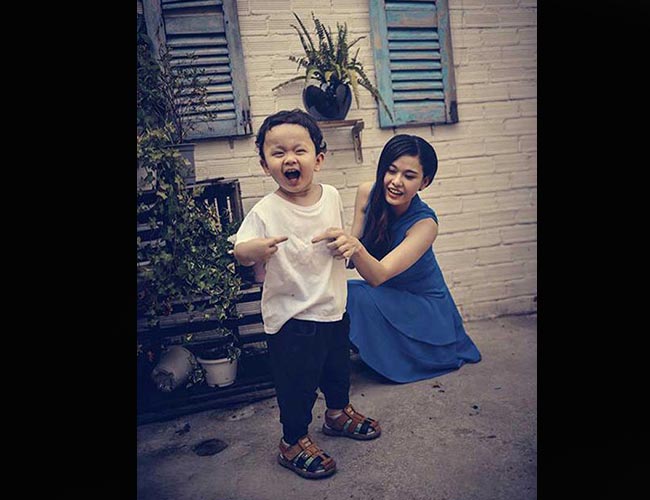 Tim và Trương Quỳnh Anh lên chức bố me khá sớm và chịu ít nhiều 'lời ra tiếng vào' của nhiều người.