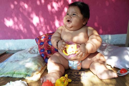 Tránh việc khuyến khích, khen thưởng trẻ bằng các đồ ăn vì làm thế dễ khiến trẻ cảm thấy đó là điều thú vị và luôn cố gắng để được khen thưởng “đồ ăn”, dễ gây béo phì.