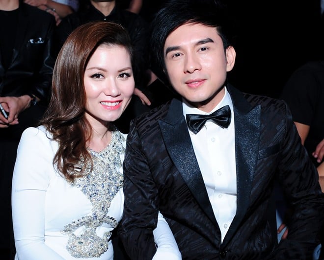 Vợ chồng nam ca sĩ Đan Trường - Thủy Tiên tình tứ xem thời trang.