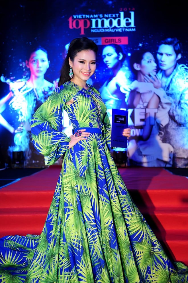 Nữ diễn viên Cuộc chiến hoa hồng Phương Trinh Jolie diện váy dài lộng lẫy.