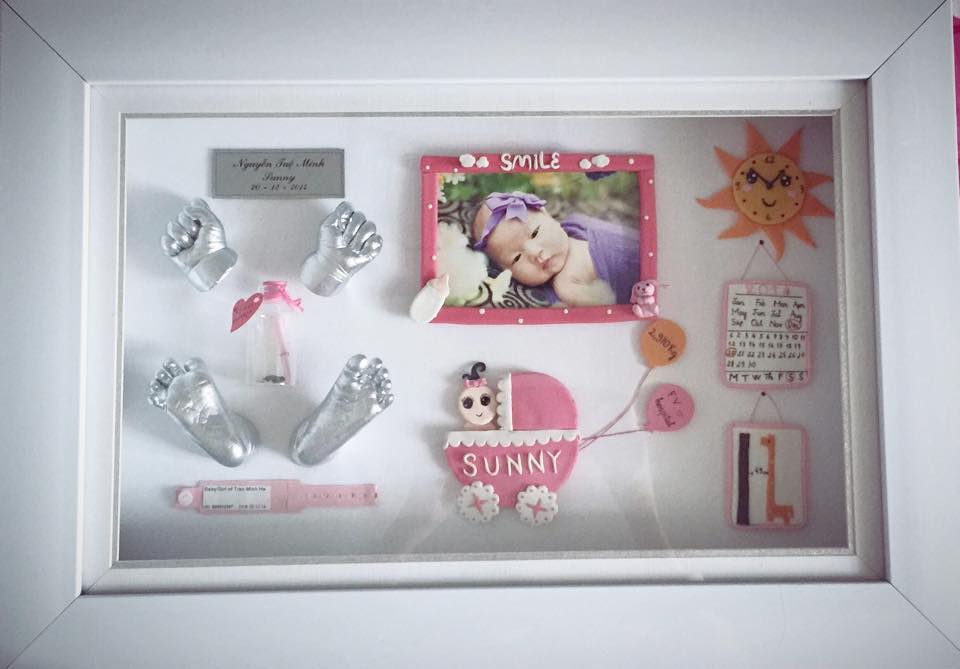 Vợ chồng Lý Hải lưu lại khoảnh khắc con gái Sunny tròn 1 tháng và cuốn rốn của con lúc mới sinh.