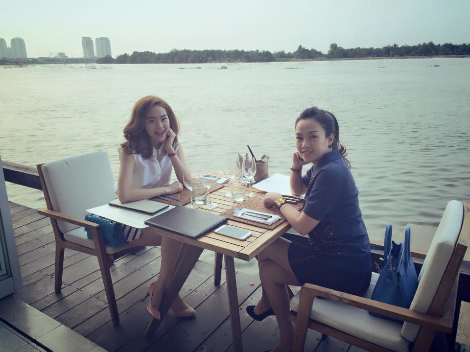 Minh Hằng khoe ảnh đi ăn cùng bạn ngày đầu tuần.