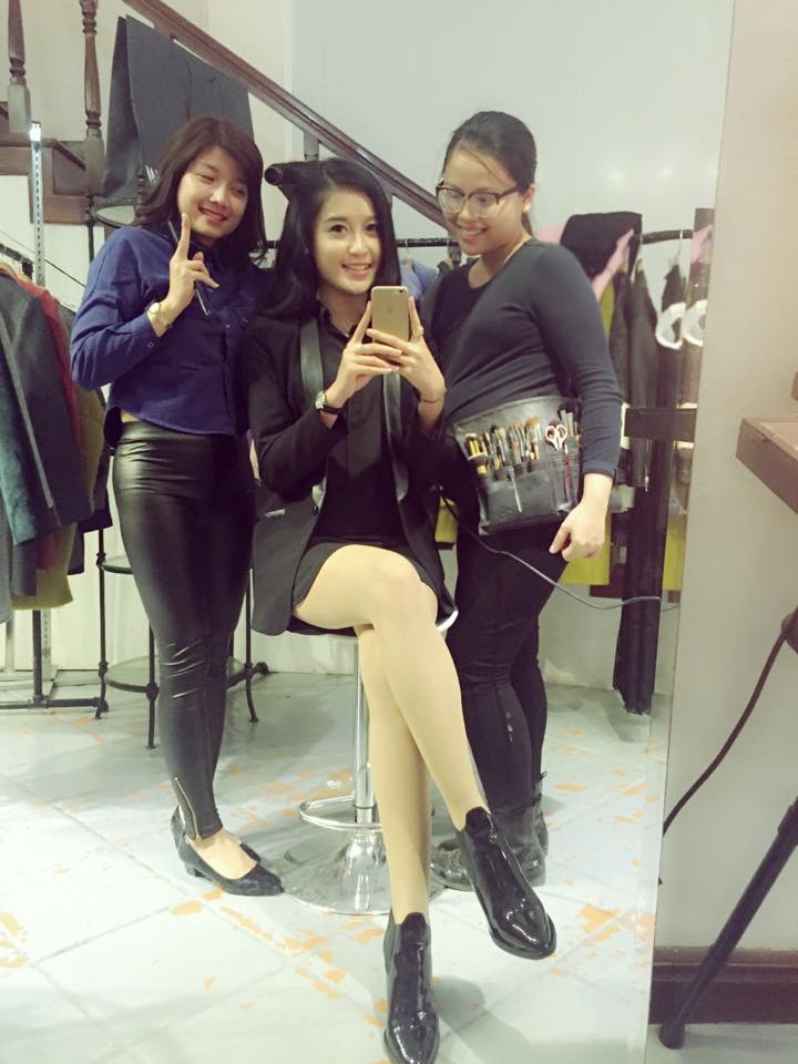 Huyền My thay đổi với phong cách ăn mặc và trang điểm theo kiểu Hàn Quốc: 'Hôm nay bé Mỳ thử đổi style Hàn Xẻnggg'