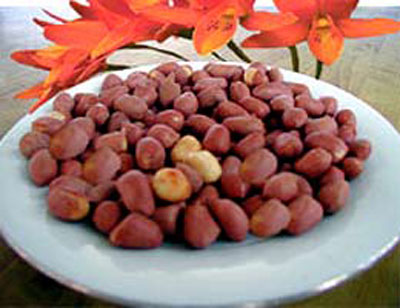 Hạt đậu phộng (hạt lạc0 có chứa các acid folic không bão hòa đơn béo, làm giảm cholesterol trong máu cao. Vì vậy, chỉ cần một lượng nhỏ đậu phụng thôi đã giúp bạn kiểm soát được cơn thèm ăn và giảm cân hiệu quả.
