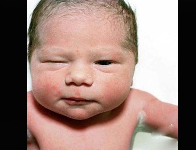 Biểu cảm của bé lúc mới lọt lòng khiến nhiều mẹ bất ngờ.