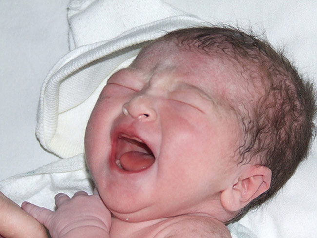 Tiếng khóc lúc chào đời của bé cũng khiến nhiều người thích thú.