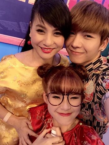 Khởi My hội ngộ với diễn viên hài Cát phượng khi đi quay chương trình Tết.