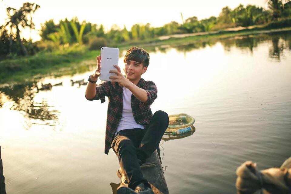 Hồ Quang Hiếu đi quay quảng cáo mới.