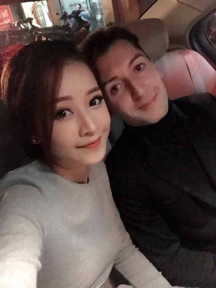 Chi Pu ần đầu tiên đi event cùng với Georgi Daddy.