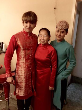 Khởi My khoe ảnh mẹ bên hai hotboy, trong đó có Kevin Khánh.