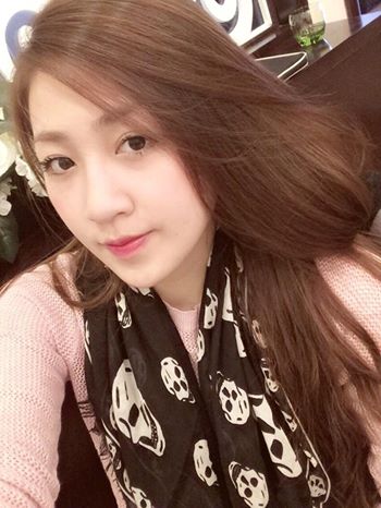Á hậu Tú Anh với khuôn mặt trang điểm nhẹ nhàng, xinh xắn.