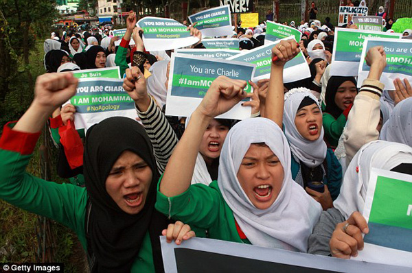 Những cuộc biểu tình chống Charlie Hebdo ngày càng mạnh mẽ.