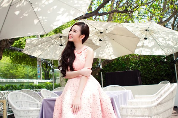 Thế nhưng cái giá của sự nổi tiếng từ quá sớm không bỏ ua Angela Phương Trinh.