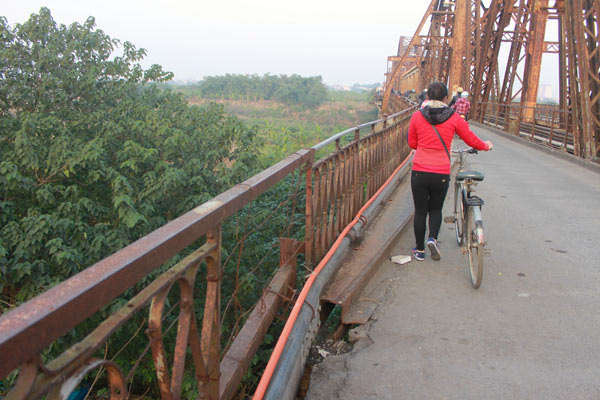 Lan can cầu nhiều đoạn đứt gãy, gia cố tạm bợ.