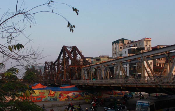 Trong chiến tranh phá hoại miền Bắc Việt Nam lần thứ 1(1965-1968), cầu bị máy bay Mỹ ném bom 10 lần, hỏng 7 nhịp và 4 trụ lớn.