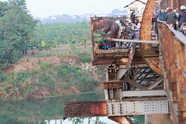 Cây cầu đã xuống cấp nghiêm trọng, nhiều dầm đỡ đã mục, gỉ sét.