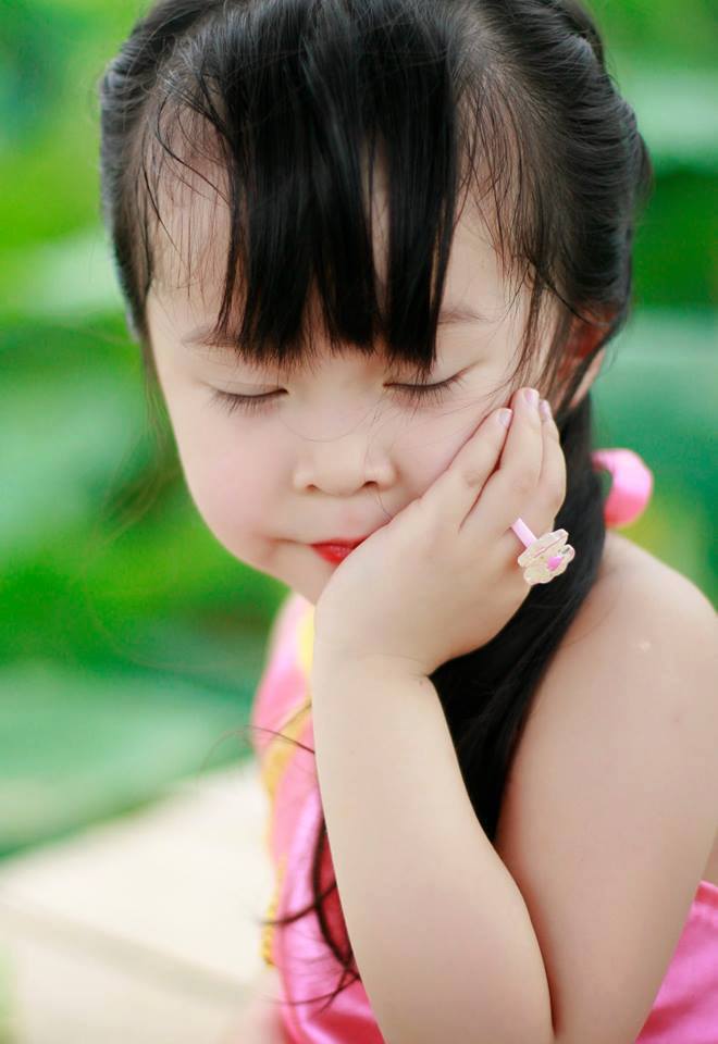 Phong cách tạo dáng rất chuyên ngiệp của bé khiến nhiều người lớn phải trầm trồ.