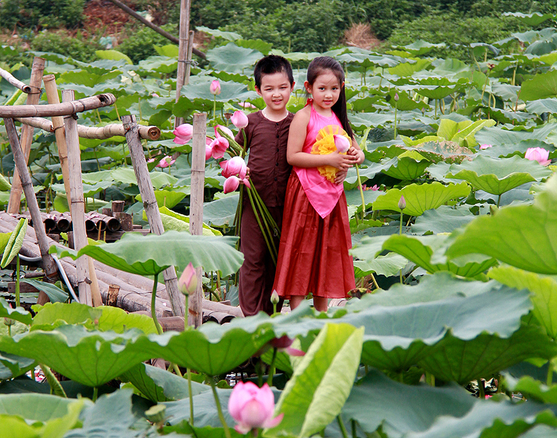Trông cặp đôi tạo dáng không khác gì các anh chị lớn tuổi.