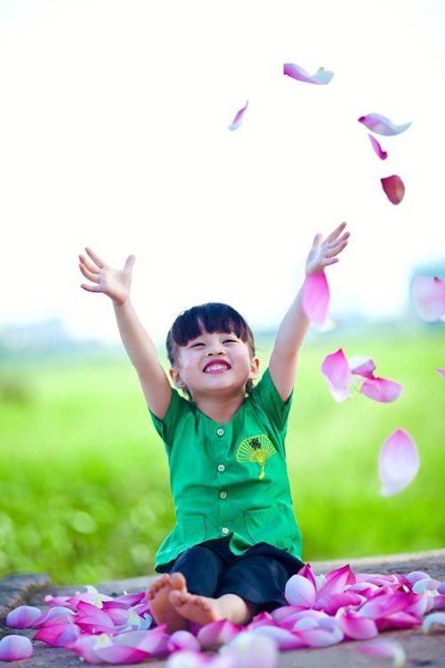 Niềm vui biểu lộ rỗ trên khuôn mặt của em.