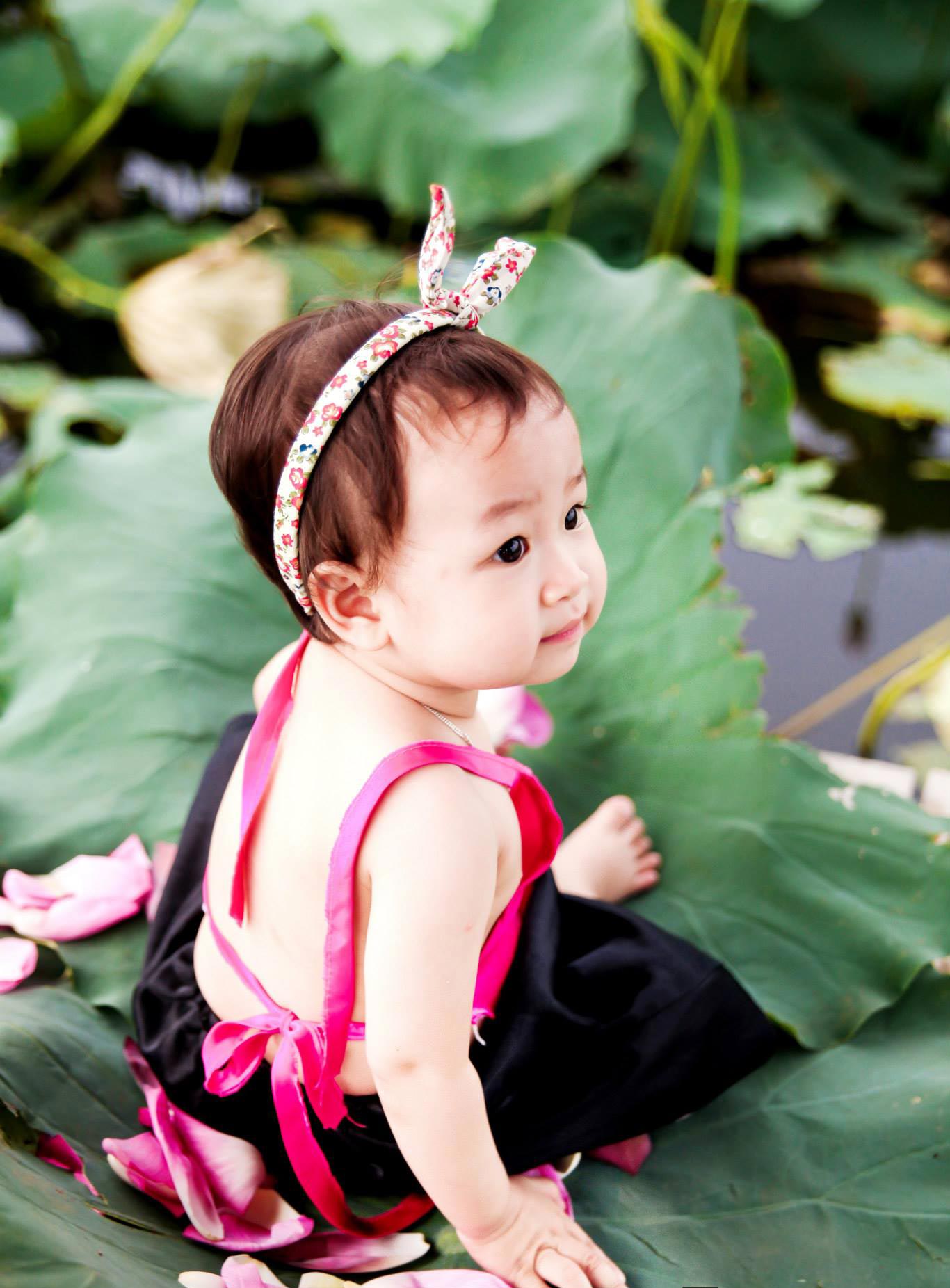 Em cũng mặc áo yếm như người lớn.