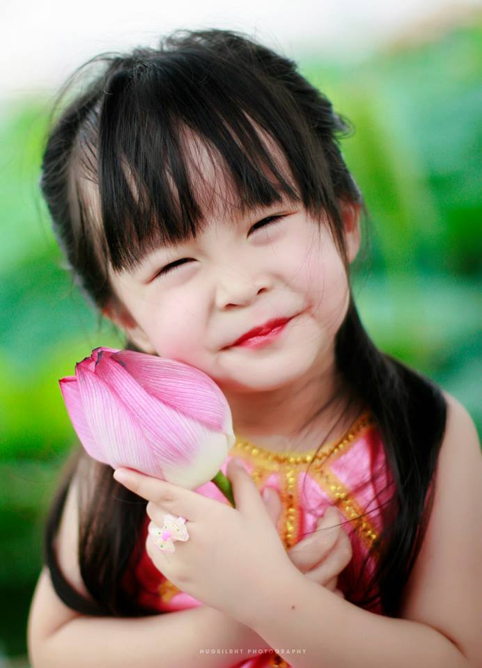 Cô bé sở hữu nụ cười ấm áp và đôi mắt biết nói.