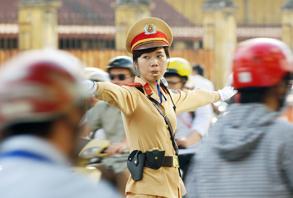 Cũng giống như 'cánh mày râu', những nữ CSGT trên mọi miền của Tổ quốc đã góp phần không nhỏ giúp mọi người nâng cao ý thức tham gia giao thông.