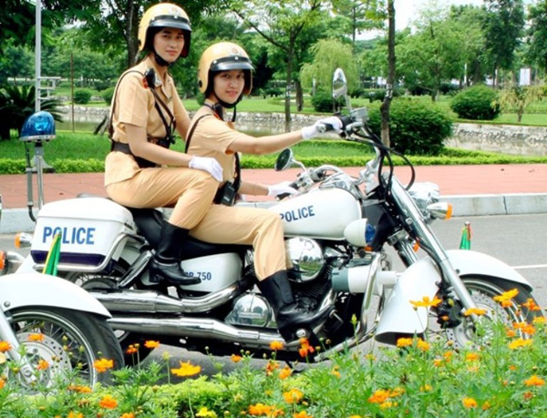 Hình ảnh những nữ CSGT dẫn đoàn duyên dáng và xinh đẹp.