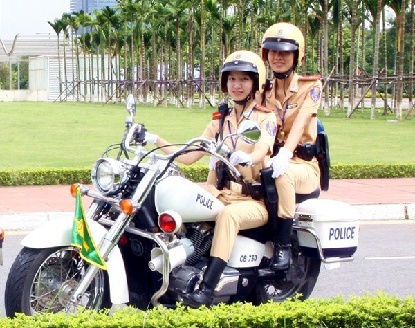 Nữ CSGT mạnh mẽ khi dẫn đoàn để lại nhiều ấn tượng trong lòng người dân và các khách nước ngoài đến với Việt Nam.