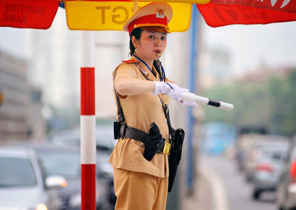 Khi xuống đường làm nhiệm vụ, những nữ CSGT cũng mạnh mẽ chả khác gì nam giới.