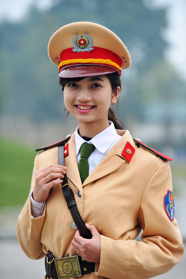 Nụ cười rạng rỡ của nữ CSGT 'đốn tim' nhiều người đi đường.