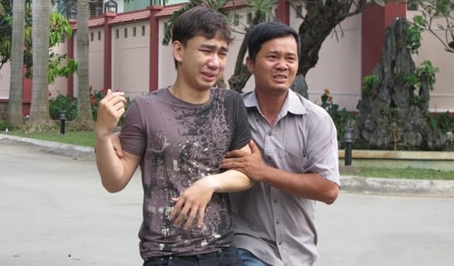 Thân nhân các quân nhân tập trung rất đông, họ khóc ngất trước nỗi đau quá lớn, bất ngờ.