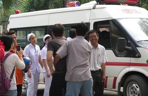 Khi thi thể một chiến sĩ được đưa xuống khỏi xe cứu thương, một người đàn ông òa khóc.