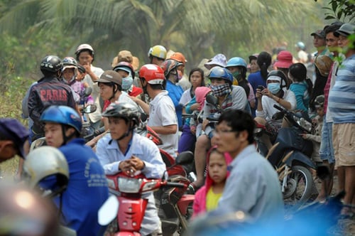 Hàng trăm người dân tập trung theo dõi vụ việc.
