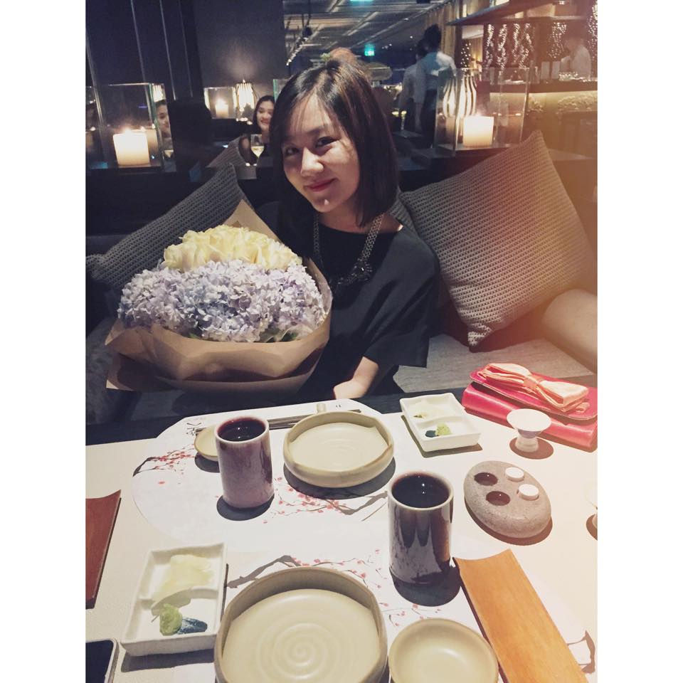 Văn Mai Hương khoe bó hoa được bạn tặng.