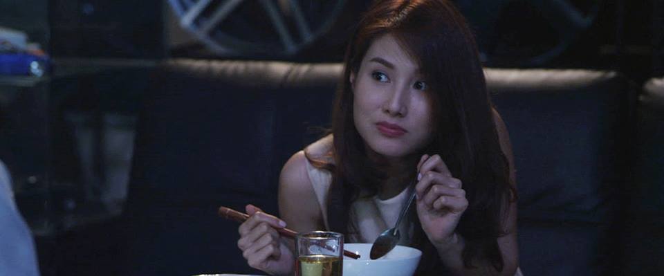 Diễm My khoe hình bị chụp lén lúc ăn mì.